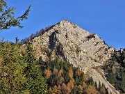 69 Sguardo indietro alla cima rocciosa versante sud del Pizzo Badile baciata dal sole